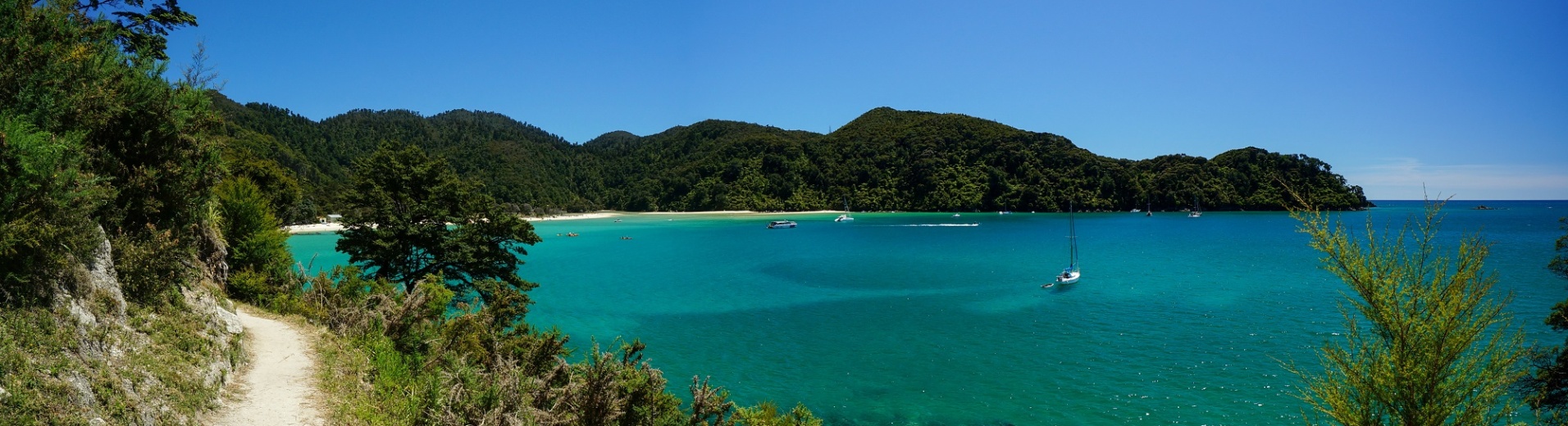 Abel Tasman Coast Track avec vue sur une baie