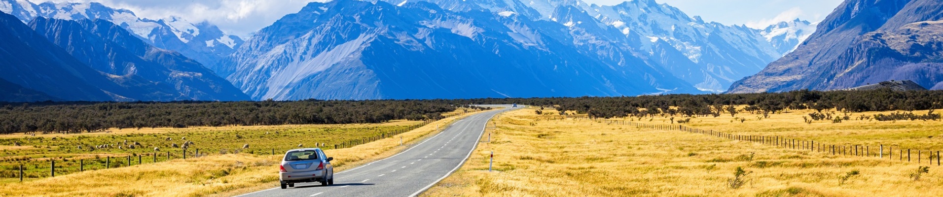 Voiture sur une route face au Mont Cook en Nouvelle Zélande