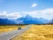 Voiture sur une route face au Mont Cook en Nouvelle Zélande
