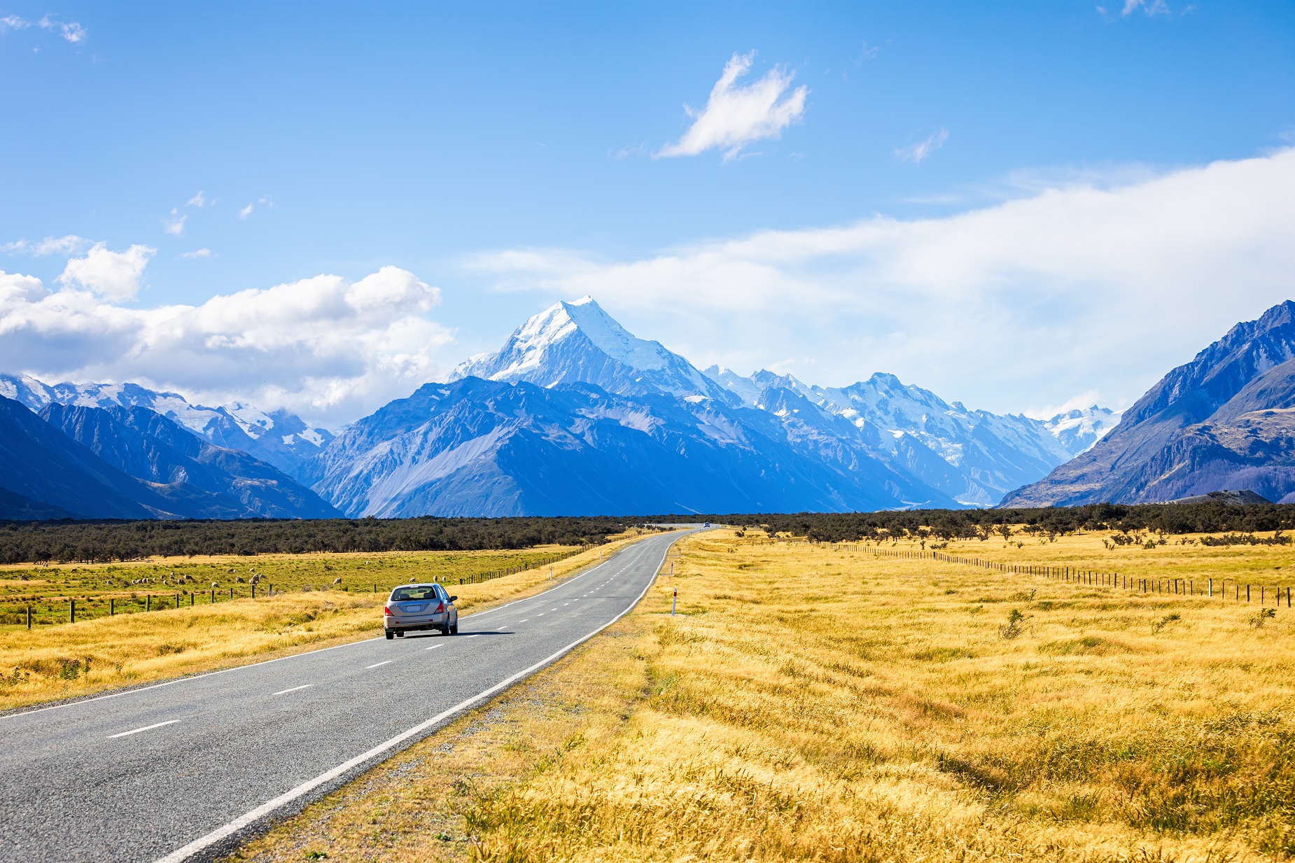 Voiture dans la Parc National au pied du Mt Cook en Nouvelle Zélande