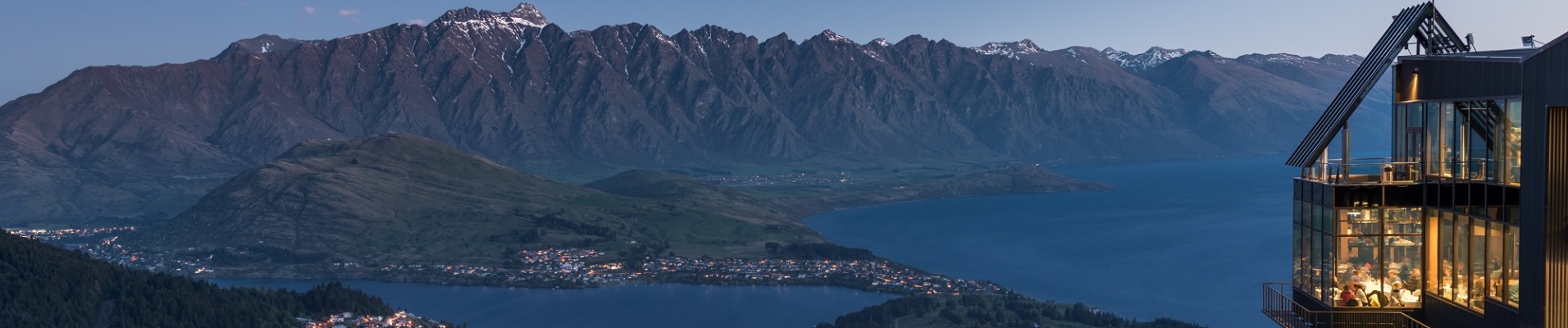 Vue sur Queenstown et les montagnes depuis un sommet