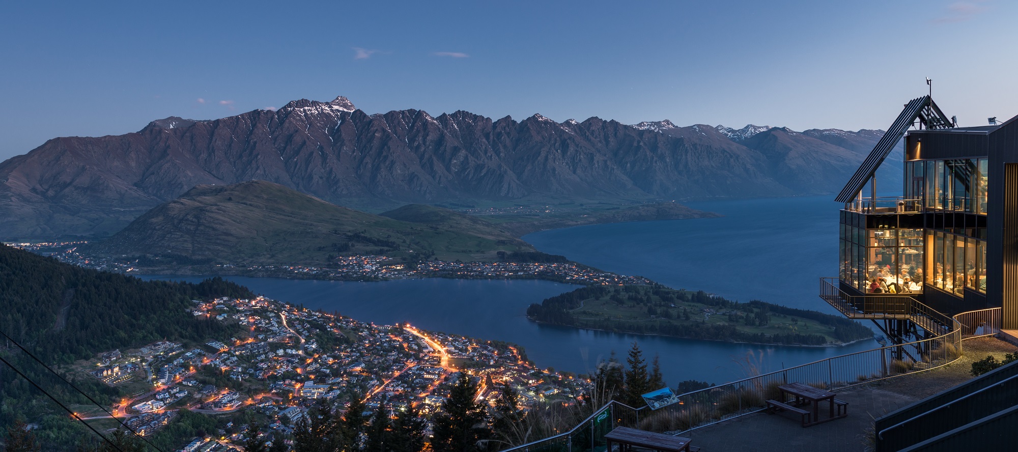 Vue sur Queenstown et les montagnes depuis un sommet