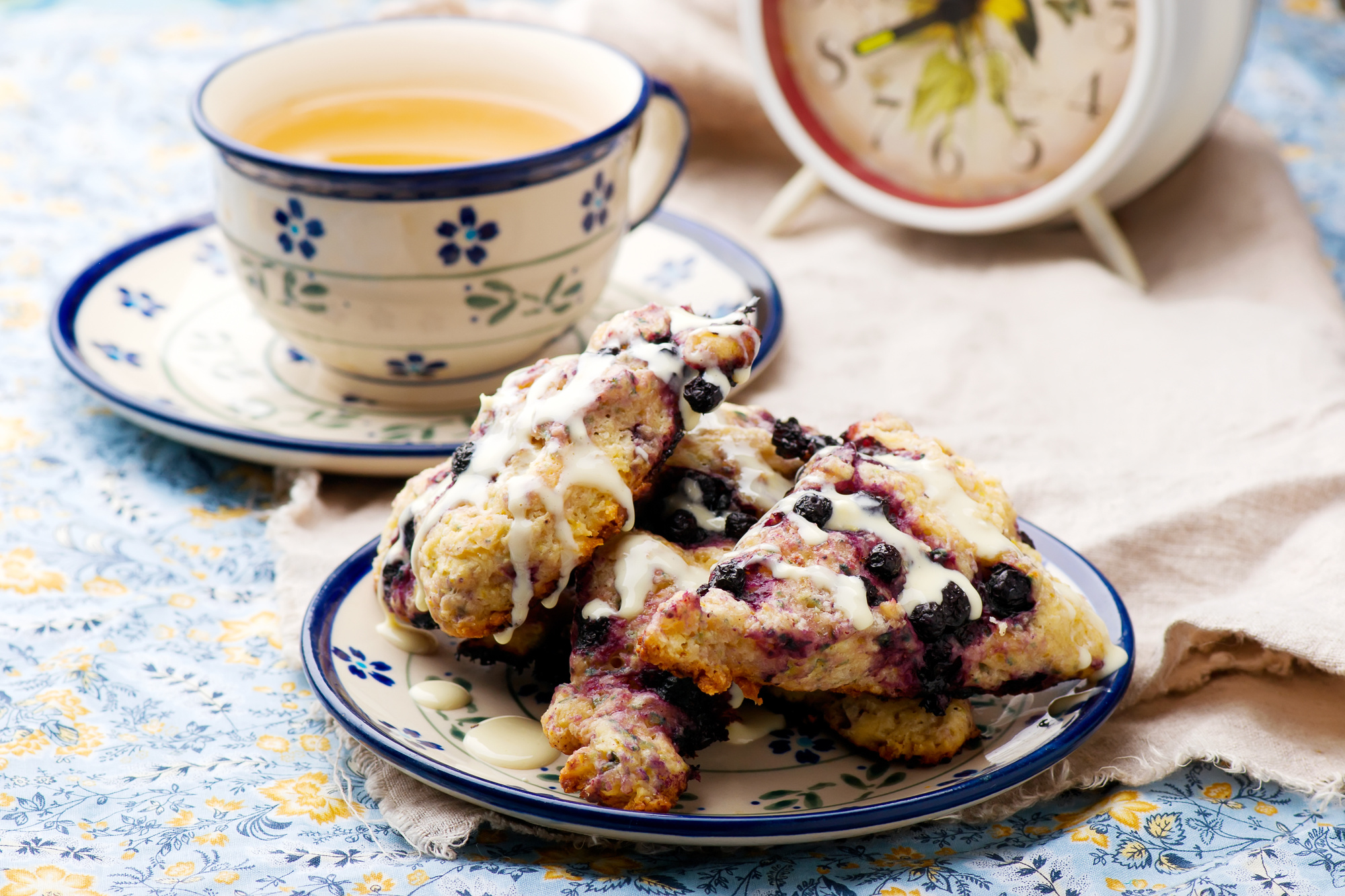 Scones avec confiture de cassis pour le tea time