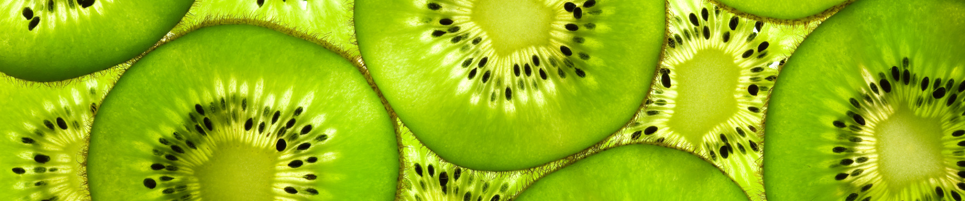 Kiwis frais en tranches les uns sur les autres