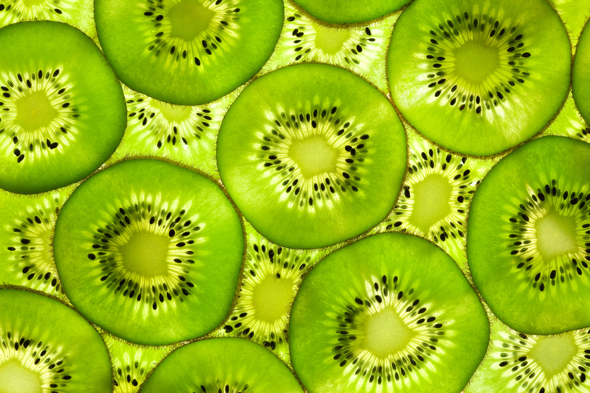 Kiwis frais en tranches les uns sur les autres