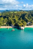 Vue aérienne sur les criques aux eaux turquoise et plaines du Coromandel en Nouvelle Zélande