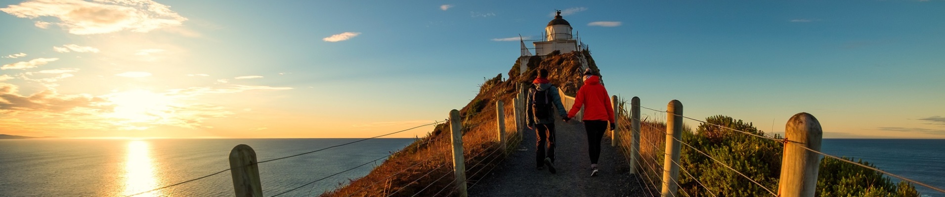 Couple marchant main dans la main sur Nugget Point