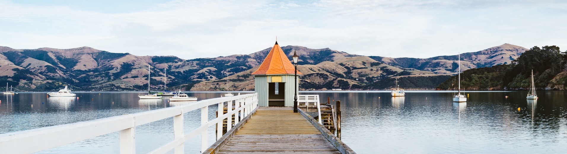 Ponton avec cabane de pêcheur sur le lac à Akaroa en Nouvelle Zélande