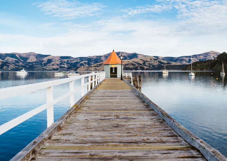 Ponton avec cabane de pêcheur sur le lac à Akaroa en Nouvelle Zélande