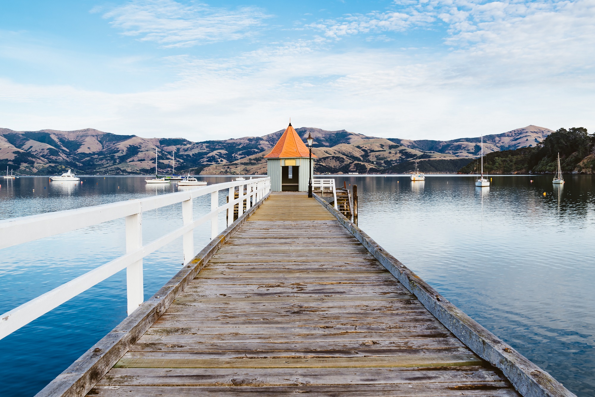 Ponton avec cabane de pêcheur sur le lac à Akaroa en Nouvelle Zélande