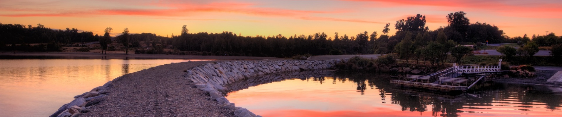 Lake Brunner en Nouvelle Zélande au coucher du soleil