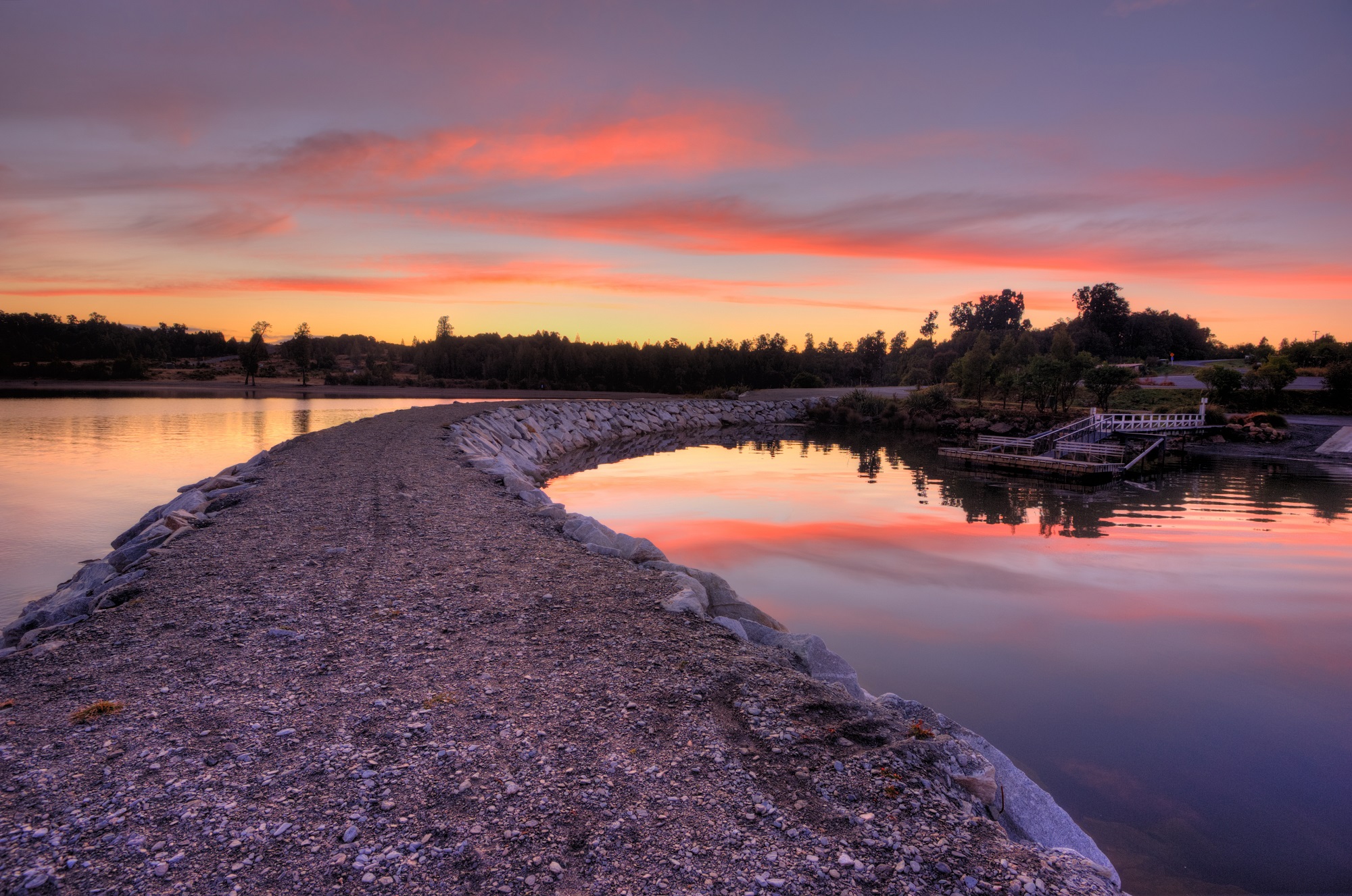 Lake Brunner en Nouvelle Zélande au coucher du soleil