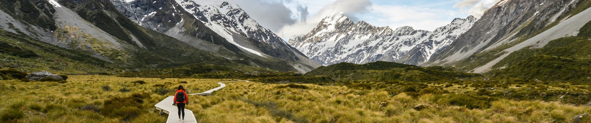 Randonneuse sur un sentier balisé en direction du mt Cook