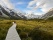 Randonneuse sur un sentier balisé en direction du mt Cook