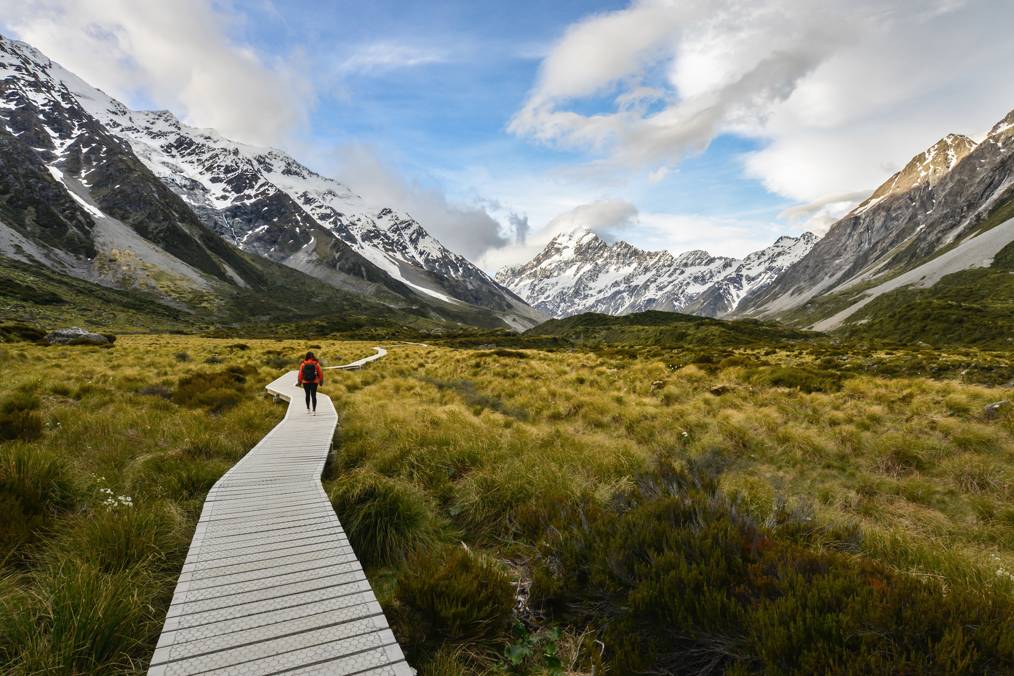 Randonneuse sur un sentier balisé en direction du mt Cook