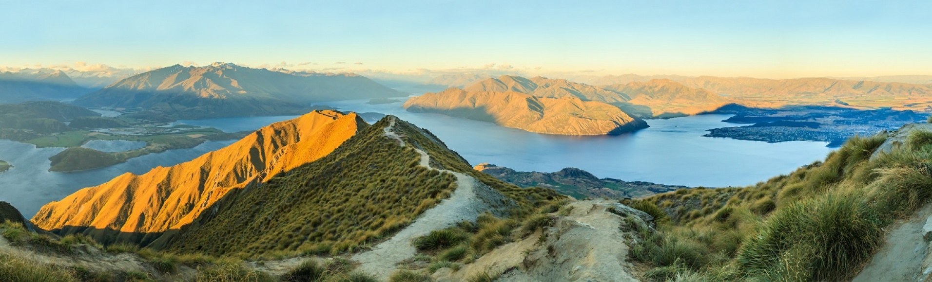 Vue depuis Roys Peak sur le Lac Wanaka avec une lumière d'or