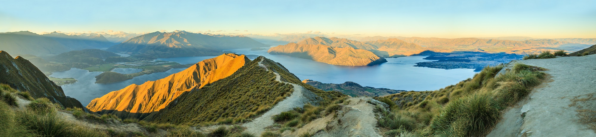 Vue depuis Roys Peak sur le Lac Wanaka avec une lumière d'or