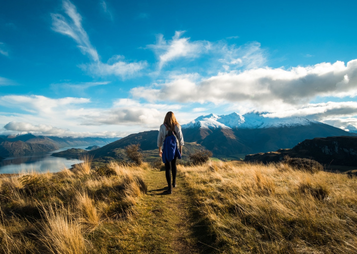 Randonneuse sur les monts au dessus du Lac Wanaka