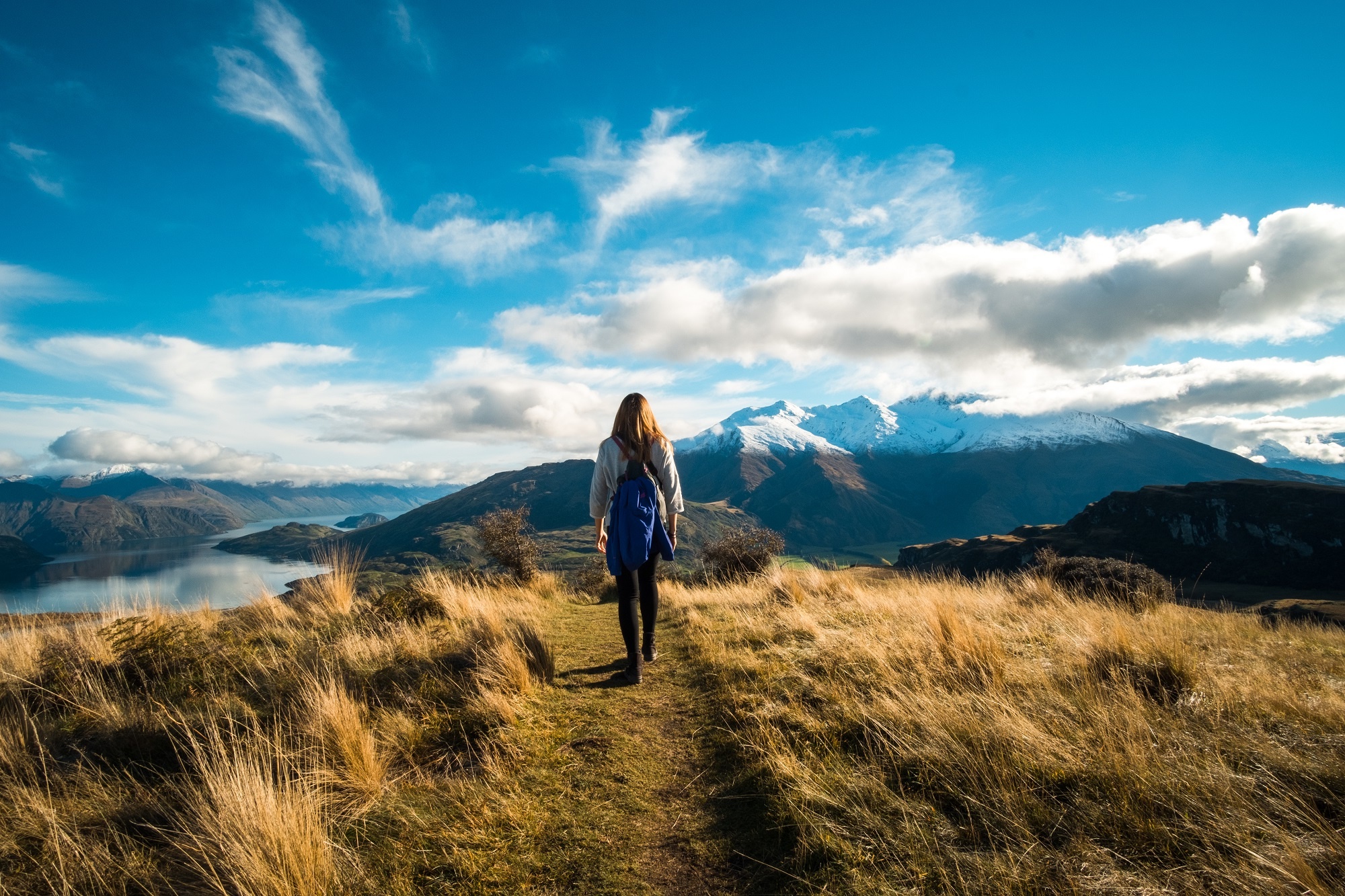 Randonneuse sur les monts au dessus du Lac Wanaka