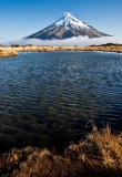 Mont Taranaki en arrière plan avec le lac devant