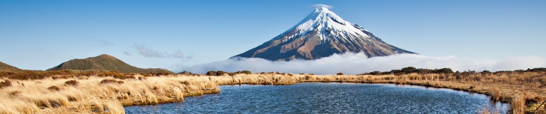 Mont Taranaki en arrière plan avec le lac devant