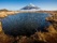 Mont Taranaki en arrière plan avec le lac devant