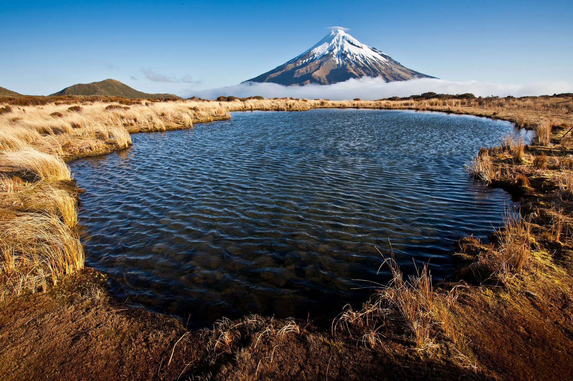 Mont Taranaki en arrière plan avec le lac devant